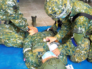 模擬官兵氣胸,實施針刺減壓處置。(圖:簡慈儒)