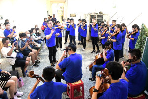 　台北愛樂少年弦樂團《帶著樂器去旅行》巡演驚艷南竿，先後在南竿北海坑道、勝利堡兩處快閃演出，近百位遊客到場聆賞。（圖／文：曹重偉）