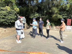 　跨局處團隊前往沙灘及海岸遊憩區域等地巡查及宣導，確保轄內水域遊憩安全，避免意外發生。（圖：產發處）