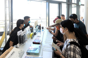 　文博會馬祖館11天下來共5萬人次入館，展售區陳列馬祖地方創生選物語品牌，也創下近百萬營業額；閉館儀式邀請民眾共同乾杯。（圖：縣府文化處）