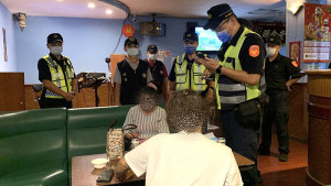 縣警局各警察(派出)所13日晚間同步進行青春專案臨檢,確保青年學子安全。(圖:連江縣警察局)