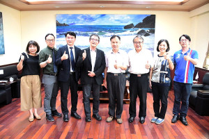 　部立雙和醫院院長程毅君一行抵馬參訪，首站拜會縣府，受到縣長劉增應熱情歡迎，期許雙方整合醫療資源支援體系，提升醫療服務品質。（圖／文：曹重偉）