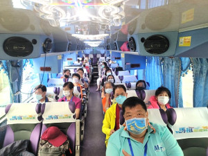 南竿鄉公所111年老人中台灣參訪行程由鄉長陳振國率團,旅行社嚴格執行防疫指引。(圖:驫馬旅行社)