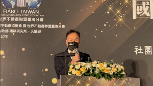 2022國家卓越建設獎,連江縣樂活多功能體育館獲得最佳規劃設計類,縣長劉增應19日接受內政部長徐國勇頒發獎座,感謝國家卓越建設獎評審團肯定,他應邀致詞說,這份榮耀是屬於馬祖。(圖:連江縣政府教育處)
