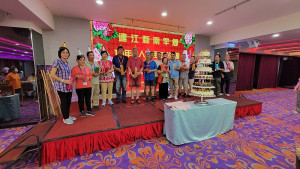 　南竿鄉111年老人中台灣遊18日晚間慶生會現場歡樂喜氣，17位壽星開心歡喜，19日下午滿意回程。（圖：驫馬旅行社）