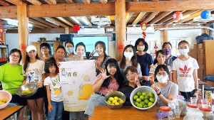 馬媳會「漬青春」第一場次邀請來自越南的黃秋水指導製作「越式鹹檸檬」;等泡到半年至一年後,就有一罐家庭專屬的止咳妙方。(圖:芳草文創工作室)