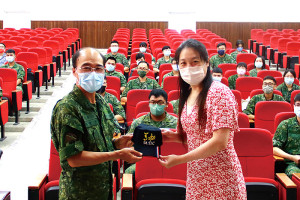 　指揮官廖中將於講座致贈講師紀念品。（圖：鍾惟同）