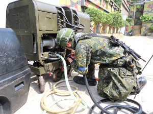 消除班成員連結MDS-106輕型消毒器出水管路。(圖:楊晉華)