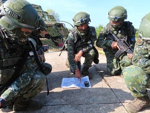 化兵排班長對班兵進行任務賦予。(圖:楊晉華)