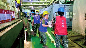 每位官兵齊力傳遞物資進行卸載作業。(圖:邱庭誼)