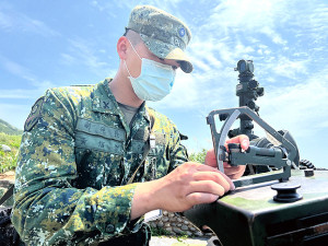 官兵進行專業專長課程操作。(圖:丁駿騰)