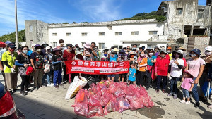 「生態保育淨山健行趣」淨山活動,近百名鄉親一起健行做環保,享受難得的大自然約會。(圖/文:宋幸儒)