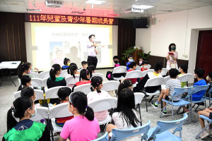 　連江地方檢察署111年度暑期兒童及青少年成長營圓滿成功，小學員們與檢察長黃元冠相見歡，參觀偵查庭及分監，度過豐收的上午。（圖／文：曹重偉）