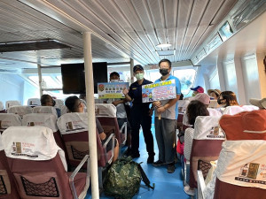　本縣道路陡峻多彎且為無號誌路口，尤以北竿鄉道路最為陡峭並多連續彎道，導致事故頻傳。縣警局、監理站聯合至北竿宣導防制交通事故。（圖：縣警局）