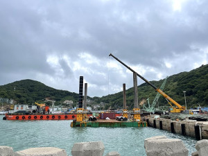 　大坵橋包商東丕營造大型施工平台船駛抵北竿，近期內展開現場施作。（圖／文：陳鵬雄）