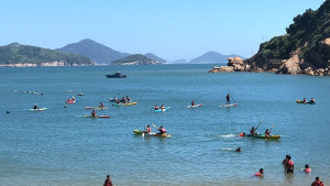 　水上活動好時光，海遊協會復興澳口舉辦獨木舟及立槳體驗營，學員們迫不及待推著獨木舟歡喜下海，感受海天一色的美好時光。（圖／文：曹重偉）