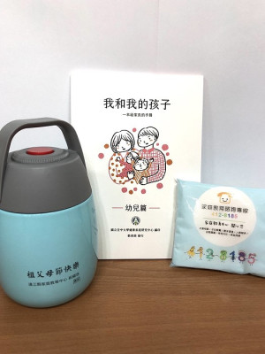 教育部送給國一、小一新生及幼兒園大班生家庭開學禮袋。家教中心為鼓勵幼兒園與國小學生與阿公阿嬤一同去上學,另贈送宣導品一份。(圖:連江縣家庭教育中心)