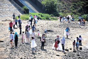 　縣府與相關單位舉辦111年國家海洋日海漂垃圾清除暨海洋環境教育宣導活動，軍民以實際行動展現對海洋永續議題的關心。（圖／文：曹重偉）