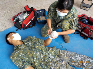 醫療連官兵模擬止血後傷口包紮作業。(圖:簡慈儒)