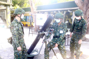 新進人員於原則講解後,實際操作武器裝備。(圖:邱彥愷)