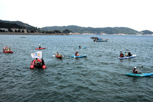 　水上救生協會運動i臺灣2.0－海洋多元推廣親子體驗活動歡樂登場，200多位親子檔陸續前往清涼一下，享受徜徉在碧海藍天中的樂趣。（圖／文：曹重偉）