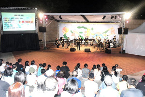　國家交響樂團《夏日時光》音樂會27日在民俗文物館環形舞台浪漫登場，演出多首大家耳熟能詳的古典音樂。（圖／文：曹重偉）