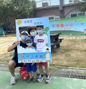 東莒國小開學日辦理祖孫大手牽小手開心上學「趣」。(圖/文:蔡夢玲)