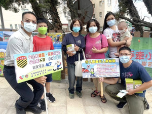 縣警局走入校園,29日結合介壽學校開學祖父母節活動,辦理交安宣導,提醒祖孫們從生活中培養正確的交通安全觀念。(圖:連江縣警察局)