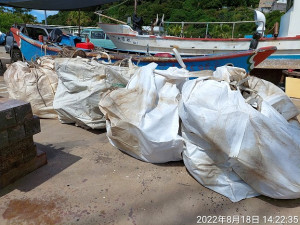 　產發處今年針對北竿橋仔海域進行水下廢棄漁業垃圾清除作業，總計清理450公斤廢棄物。（圖：產發處）