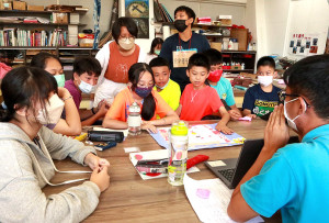 　台灣大學社工系學生再度到東引國中小辦理暑期營隊活動，透過寓教於樂的多元課程，協助學童提升學習動機與興趣。（圖／文：陳其敏）