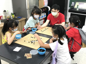 　連江縣體育會圍棋委員會辦理圍棋推廣暑假班，透過課程增進學員邏輯思維能力和記憶力。（圖／文：吳嘉榮）