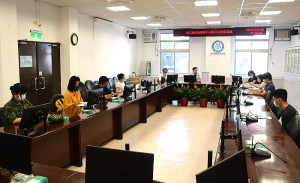 　指揮中心29日召開第176次防疫會議，公布新增36名確診，案例分布南竿25例、東引6例、北竿5例；已有2328名病患康復解隔。（圖／文：曹重偉）