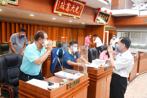 　議會第7屆第11次臨時會開議，議員們完成報到並召開預備會議；縣長劉增應、副縣長王忠銘、秘書長張龍德前往拜會致意。（圖／文：曹重偉）