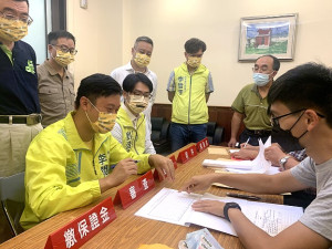 　民進黨連江縣黨部主委李問29日率先完成縣長參選登記。（圖／文：馮紹夫）