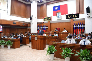 　議會臨時會30日進行審計室報告審核本縣110年度總決算暨附屬單位決算及綜計表，由審計部台灣省基隆市審計室主任楊一芳報告。（圖／文：曹重偉）