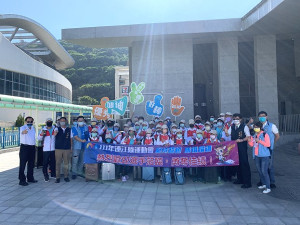 　111年連江縣運賽事開跑，各校代表隊陸續抵達南竿；縣府組成歡迎團迎接各代表隊。（圖／文：馮紹夫）