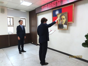 連江地檢署新任主任檢察官廖晟哲(圖中)履新,31日上午在檢察長黃元冠監誓下完成宣誓。(圖:連江地檢署)