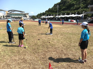 　111年連江縣運動會木球競賽活力開打，選手們依球道揮桿擊準、擊遠，競爭激烈。（圖／文：吳嘉榮）