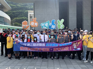　東引鄉公所縣運代表隊1日上午抵達南竿，府會首長熱情歡迎。（圖／文：馮紹夫）