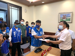 　前地政局長曹爾元1日完成連江縣長參選人登記。（圖／文：馮紹夫）