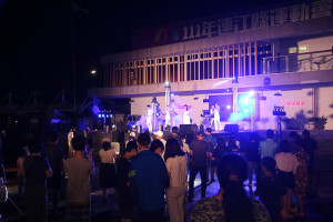 　111年連江縣運動會選手之夜歡樂登場，台上台下一起同樂，現場氣氛嗨翻天。（圖／文：吳嘉榮）
