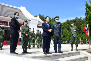 　秋季國軍陣（公）亡將士祭典2日在珠螺軍人紀念園區舉行，由指揮官陳文星主祭，縣長劉增應、議長張永江等人與祭，氣氛莊嚴肅穆。（圖／文：曹重偉）