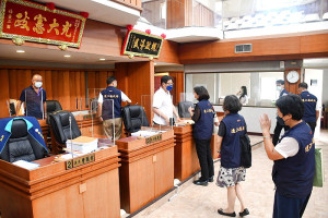 　議長張永江敲下議事槌，第7屆第11次臨時會2日圓滿閉會，首長與議員們握手致意，感謝會期內支持。（圖／文：曹重偉）