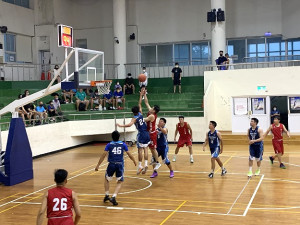 　111年縣運籃球賽第2日，各隊選手場上奮戰，力求最佳戰績。（圖／文：馮紹夫）
