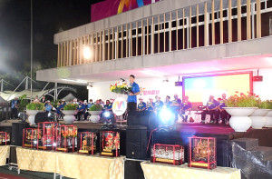 　111年縣運會開幕典禮3日晚間在福澳運動場歡樂引爆，副縣長王忠銘以辦喜事心情迎接來賓及鄉親到來，煙火秀等演出獲得來賓高度讚許。（圖／文：曹重偉）