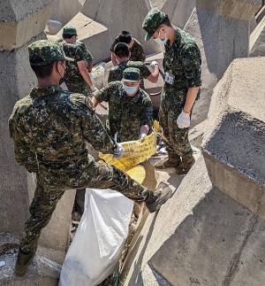 官兵認真執行淨灘作業。(圖:張玄德)