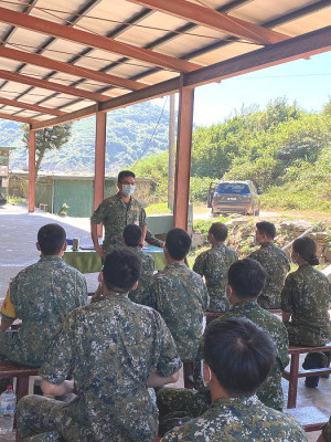 大隊政戰處長實施軍紀安全維護座談總結與討論。(圖:何蕙圳)