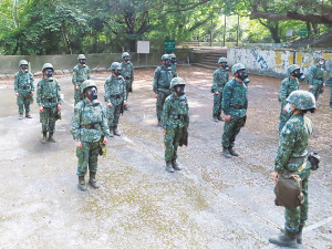 官兵進行防毒面具試戴演練。(圖: 凃怡君)