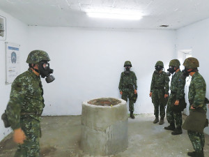 官兵於毒氣室模擬遭遇毒氣狀況處置。(圖: 凃怡君)