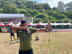 吳中士表示射箭需要高度專心及集中力,有經驗才能維持穩定度。(圖:何文鈞)